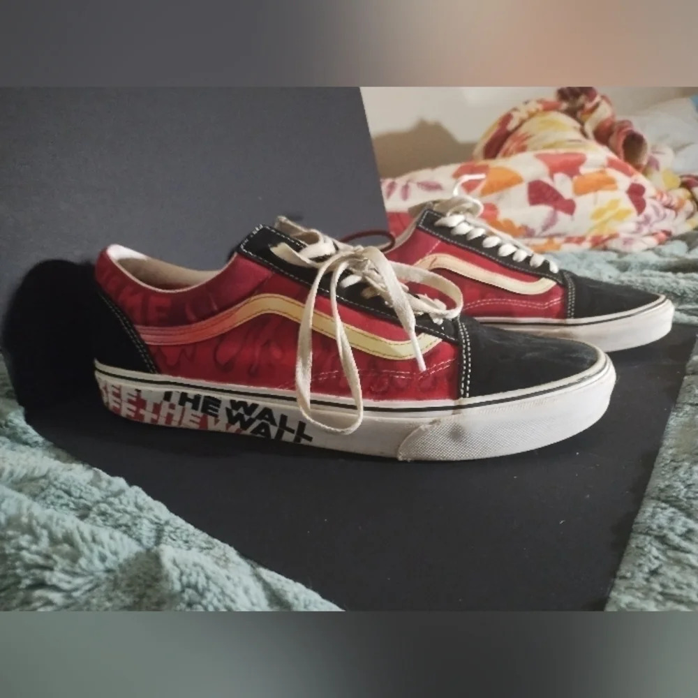 Vans with a graffiti flame colorway - Picture 1 of 12